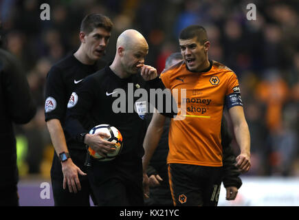 Anthony Taylor, arbitre du match (à gauche), parle au Conor Coady de Wolverhampton Wanderers (à droite) lors de la coupe FA, troisième match au stade Molineux, Wolverhampton. APPUYEZ SUR ASSOCIATION photo. Date de la photo: Samedi 6 janvier 2018. Voir PA Story FOOTBALL Wolves. Le crédit photo devrait se lire comme suit : Nick Potts/PA Wire. RESTRICTIONS : aucune utilisation avec des fichiers audio, vidéo, données, listes de présentoirs, logos de clubs/ligue ou services « en direct » non autorisés. Utilisation en ligne limitée à 75 images, pas d'émulation vidéo. Aucune utilisation dans les Paris, les jeux ou les publications de club/ligue/joueur unique. Banque D'Images