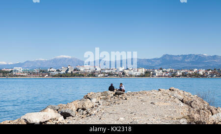 La vue sur la plage de l'ouest prises côté de la péninsule de l'ancienne ville grecque de la côte dans le sud de la Turquie. Deux sections locales ont vu la pêche. Banque D'Images