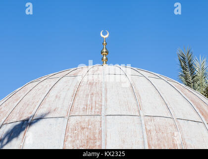 Le dôme de la mosquée Kulliye dans le district de Manavgat, le sud de la Turquie. La mosquée est la plus grande de la province d'Antalya. Banque D'Images