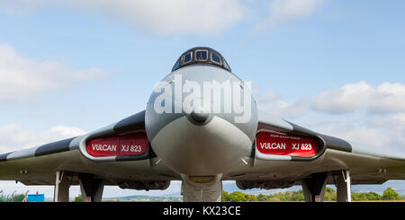 Un portrait photo de Avro Vulcan B2 XJ823 au Musée de l'Aviation de Solway en Cumbria, Angleterre. Le vulcain était un bombardier en aile delta d'abord produite en 1960. Banque D'Images