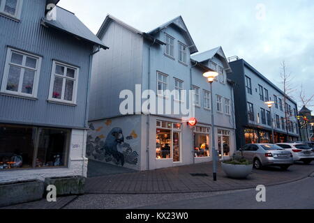 Une rue de Paris au début du mois de décembre pendant la période des fêtes et les jours courts, de l'Islande Banque D'Images