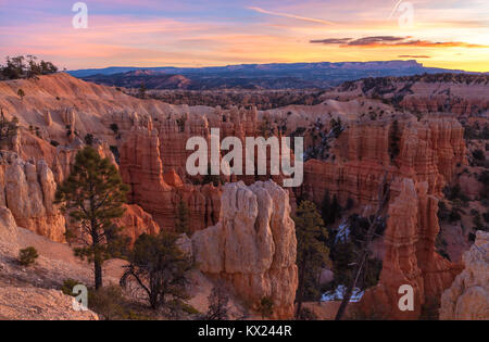 Lever du soleil sur l'Fairyland Canyon dans le Parc National de Bryce Canyon, Utah, United States. Banque D'Images