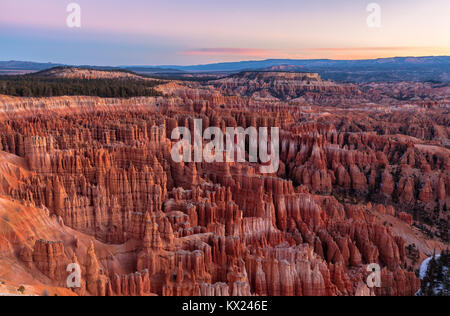 Le lever du soleil sur le Bryce Canyon, à Bryce Point, dans la région de Bryce Canyon National Park, Utah, United States. Banque D'Images