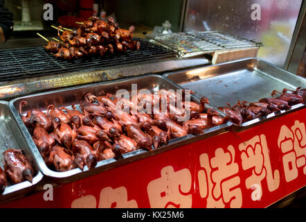 BEIJING, CHINE : le 12 octobre 2012. Voyage Beijing. Marché nocturne de Dong Hua Men Banque D'Images