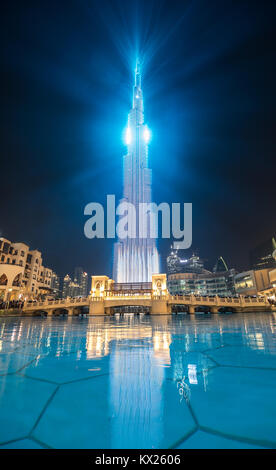 Lumière colorée et laser show display dans le centre-ville de Dubaï. Dubaï, Émirats arabes unis. Banque D'Images