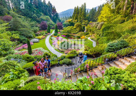 Les touristes dans les Jardins Butchart à Victoria, Colombie-Britannique, Canada Lieu historique national du Canada Banque D'Images