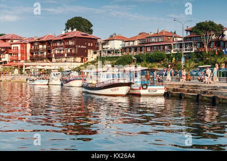 Nessebar, Bulgarie - 20 juillet 2014 : les bateaux de plaisance sont amarrés au port de Nessebar. Les gens ordinaires et les touristes à pied sur la rue côtière Banque D'Images