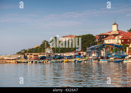 Nessebar, Bulgarie - 20 juillet 2014 : les bateaux de plaisance sont amarrés dans le vieux port de Nessebar. Les gens ordinaires à pied sur la rue côtière Banque D'Images