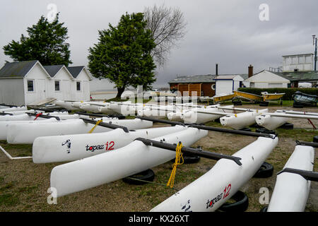 Vue hors-saison de flottille camarans dans une école de voile, Baie de Somme, Normandie, France Banque D'Images