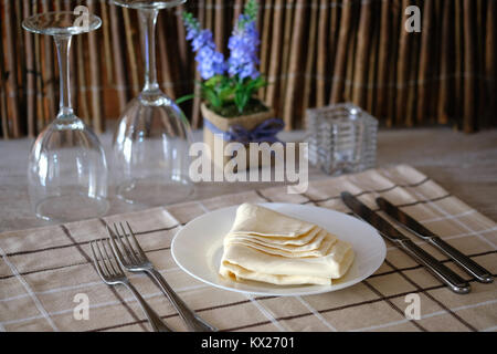 Réglage de la table dans un restaurant. Banque D'Images