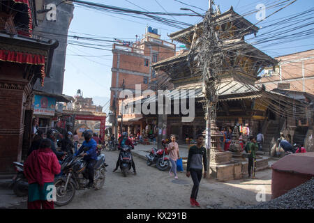 Sur une rue animée à proximité de Durbar Square un seul poteau détient d'innombrables de l'énergie électrique et les lignes téléphoniques. Katmandou, Népal, 11 novembre 2017. Banque D'Images