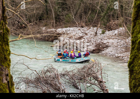 Un groupe de personnes faisant du rafting dans les eaux froides de la rivière Voidomatis en Grèce Banque D'Images