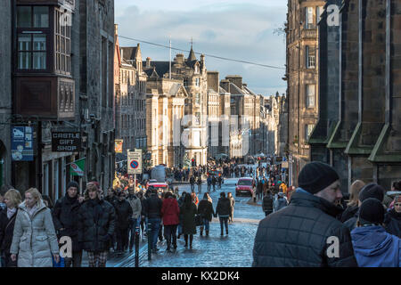 Regardant vers le bas du Royal Mile, Édimbourg lors d'une froide journée hivers Banque D'Images