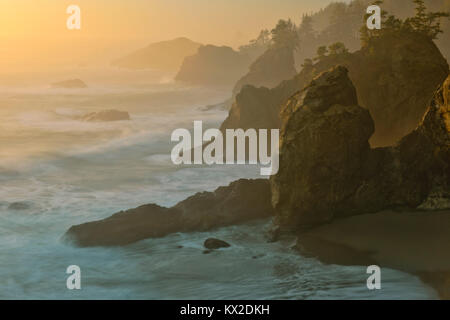 Dernière lumière sur la côte sud de l'Oregon robuste's Boardman State Park et comté de Curry. Banque D'Images