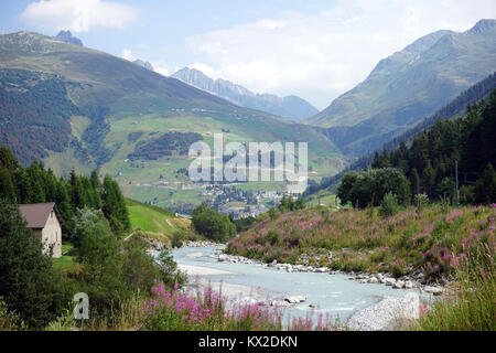 Dans la rivière vallée près de Andermatt en Suisse Banque D'Images