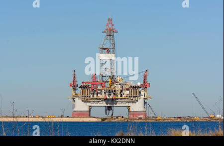 Plate-forme pétrolière offshore sur la côte près de Port Aransas, Texas Banque D'Images