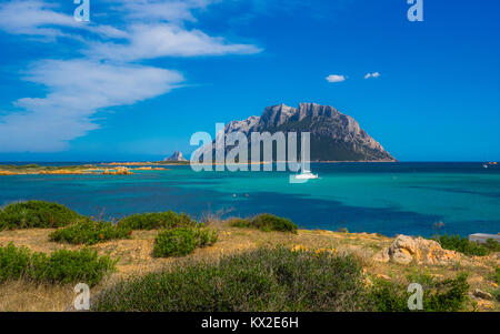 Isola tavolara avec voilier lors d'une journée ensoleillée sur la Sardaigne Banque D'Images