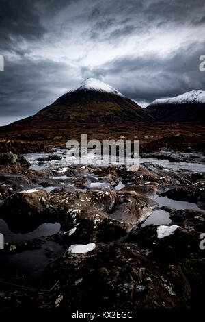 Vue sur une montagne à Sligachan sur l'Isl;e de Skye, en Ecosse Banque D'Images