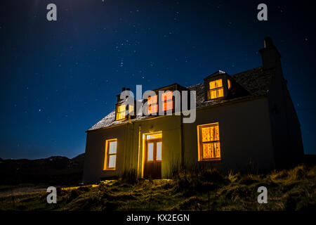 Un cottage traditionnel sur l'île de Skye dans la nuit. Banque D'Images