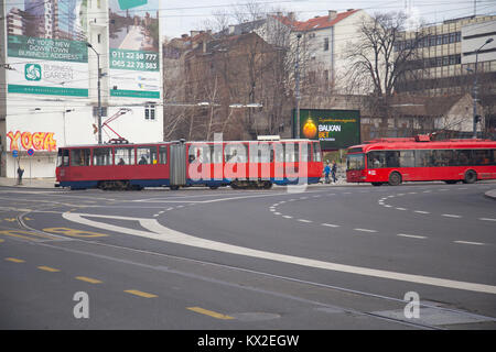 Tatra KT4 Old Red rouge et de tramway fait Belkamunmash-321 biélorusse de l'ACSM à grande capacité au trolleybus à plancher bas place Slavija à Belgrade, Serbie Banque D'Images