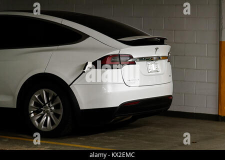 Tesla Model X recharge de voiture électrique dans un parking à Montréal, Québec Banque D'Images