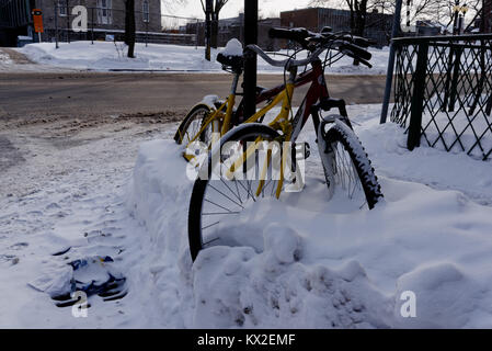 Deux vélos prise dans la neige à Montréal, Québec Banque D'Images