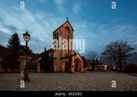 L'ancienne église en pierre de Sapa avec blue night sky plus populaire destination de voyage à Sapa, nord du Vietnam Banque D'Images