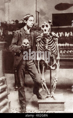 Les jeunes H.G. Wells (1866-1946) posant avec crâne et squelette de gorille. Photo vers la mi 1880, probablement tout en étudiant la biologie à l'École normale de la Science (plus tard le Royal College of Science de South Kensington) à Londres auprès de Thomas Henry Huxley. Banque D'Images