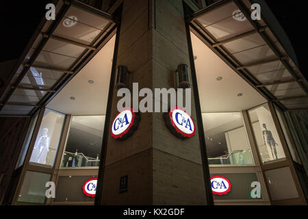 MUNICH, ALLEMAGNE - le 17 décembre 2017 : C&d'un logo à leur magasin de Munich prise lors d'une nuit enneigée. C&A est une chaîne internationale de mode au détail clothi Banque D'Images