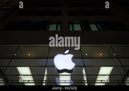 MUNICH, ALLEMAGNE - le 17 décembre 2017 : logo Apple sur l'Apple Store de Munich prise lors d'une nuit enneigée. Apple Store est une chaîne de magasins de détail détenue et op Banque D'Images