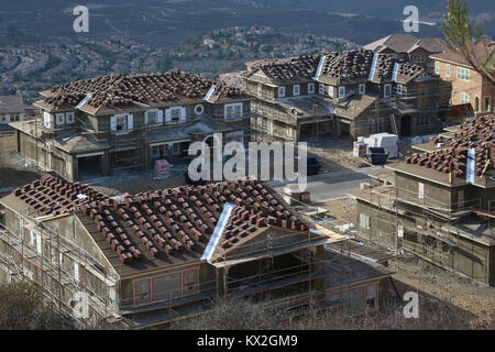 Quatre grandes maisons de luxe en construction à flanc de la Californie, tous les tuiles empilées sur tarpapered avec des toits, des murs en stuc prêt pour Banque D'Images