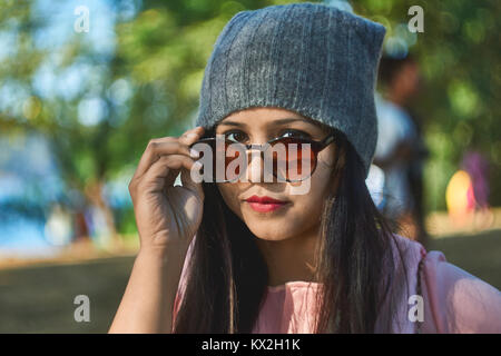 Close up of girl wearing sunglasses. Banque D'Images