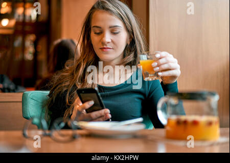 Girl verse du thé dans un café Banque D'Images