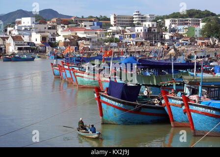 Nha Trand et bateaux bleu au Vietnam Banque D'Images