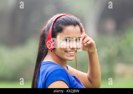 1 personne exercer matin jogging Marche Music Park Young Woman Banque D'Images