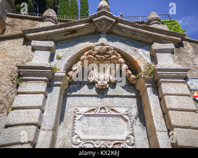 Emblème chevaleresque médiévale sur la brique mur de pierre de l'église du village - Lugano, Suisse Banque D'Images