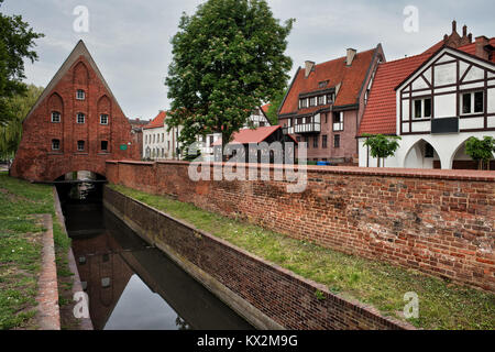 Raduni Canal avec petit moulin dans la vieille ville de la ville de Gdansk en Pologne. Banque D'Images