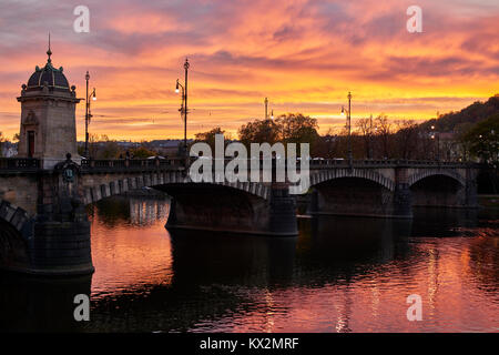 Pont des légions sur la Vltava Prague, avec coucher de soleil sur l'Île du chasseur Banque D'Images