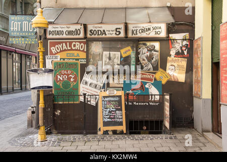 Budapest, Hongrie - Mars 2014 : vintage posters sur entrée de Fat Mo's music club à Budapest, Hongrie Banque D'Images