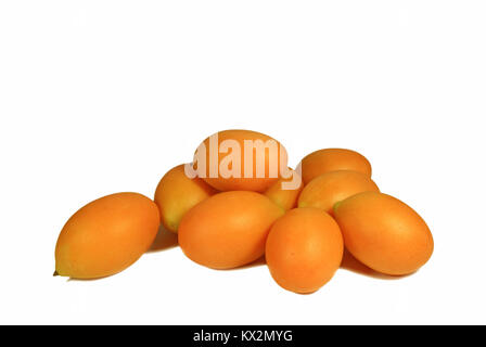 Tas de Vibrant jaune frais mûrs Marian Plum ou Ma-Prang Fruits isolé sur fond blanc Banque D'Images
