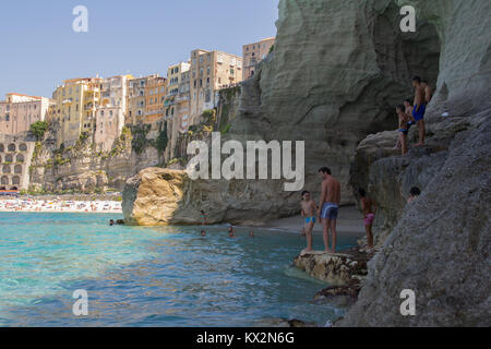 Tropea, Italie - Juin 2013 : la natation de personnes sur la plage de destination estivale populaire, Tropea, Italie. Banque D'Images