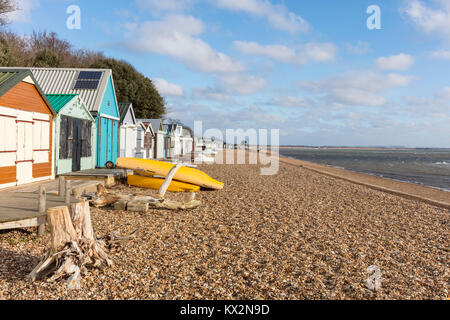 Cabines de plage, Calshot, Solent, Southampton, Hampshire, England, UK Banque D'Images