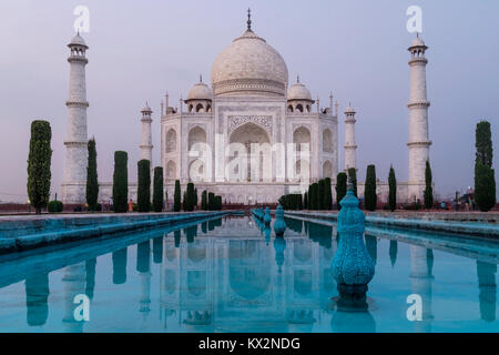 Taj Mahal à la lumière du soir, Agra, Uttar Pradesh, Inde Banque D'Images