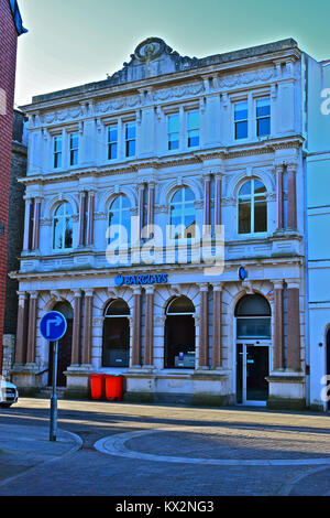 L'impressionnante façade de l'ancien édifice de la Banque Barclays en place Dunraven, Bridgend, S.Wales.Ce bâtiment du centre-ville est une structure. Banque D'Images