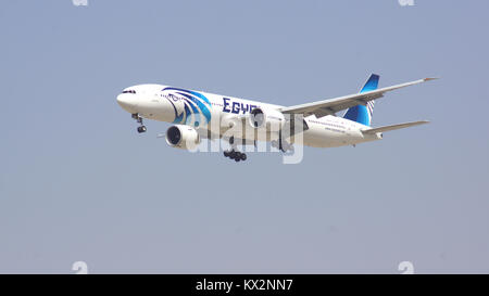 Dubaï, Émirats arabes unis - Avril 1st, 2014 : Boeing 777-300ER d'Egypt Air en approche finale à l'Aéroport de Dubai DXB SU-RDA, l'inscription d'Egypt Air est le premier d'Afrique d'exploitation du transport aérien de passagers à environ 75 destinations Banque D'Images