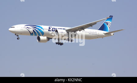 Dubaï, Émirats arabes unis - Avril 1st, 2014 : Boeing 777-300ER d'Egypt Air en approche finale à l'Aéroport de Dubai DXB SU-RDA, l'inscription d'Egypt Air est le premier d'Afrique d'exploitation du transport aérien de passagers à environ 75 destinations Banque D'Images