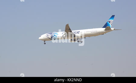 Dubaï, Émirats arabes unis - Avril 1st, 2014 : Boeing 777-300ER d'Egypt Air en approche finale à l'Aéroport de Dubai DXB SU-RDA, l'inscription d'Egypt Air est le premier d'Afrique d'exploitation du transport aérien de passagers à environ 75 destinations Banque D'Images