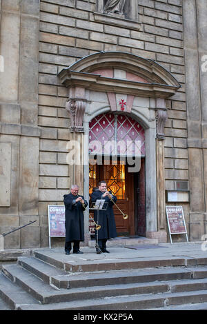 Trompettistes jouant fanfare en dehors de St Francis Church, Prague Banque D'Images