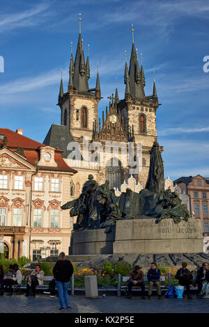 Statue de Jan Hus et l'église de Notre-Dame de Týn, Prague Old Town Square Banque D'Images