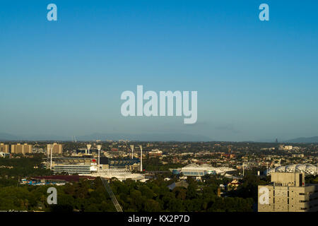 Vue sur l'Est et du Melbourne avec sites sportifs dans et autour de Melbourne Park au premier plan, Melbourne, Victoria, Australie. Banque D'Images